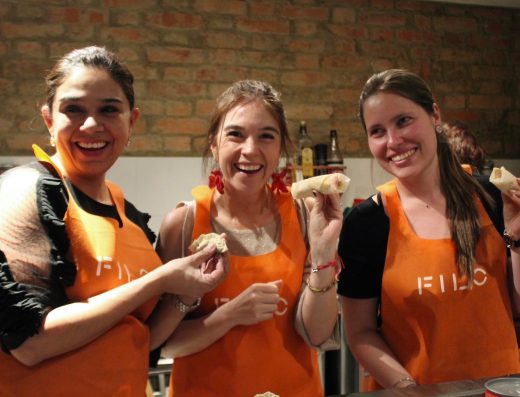 clase de cocina asiática mujeres con gyosas