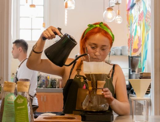 mujer barista bogota