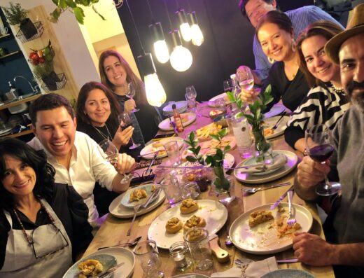 Grupo compartiendo clase de cocina